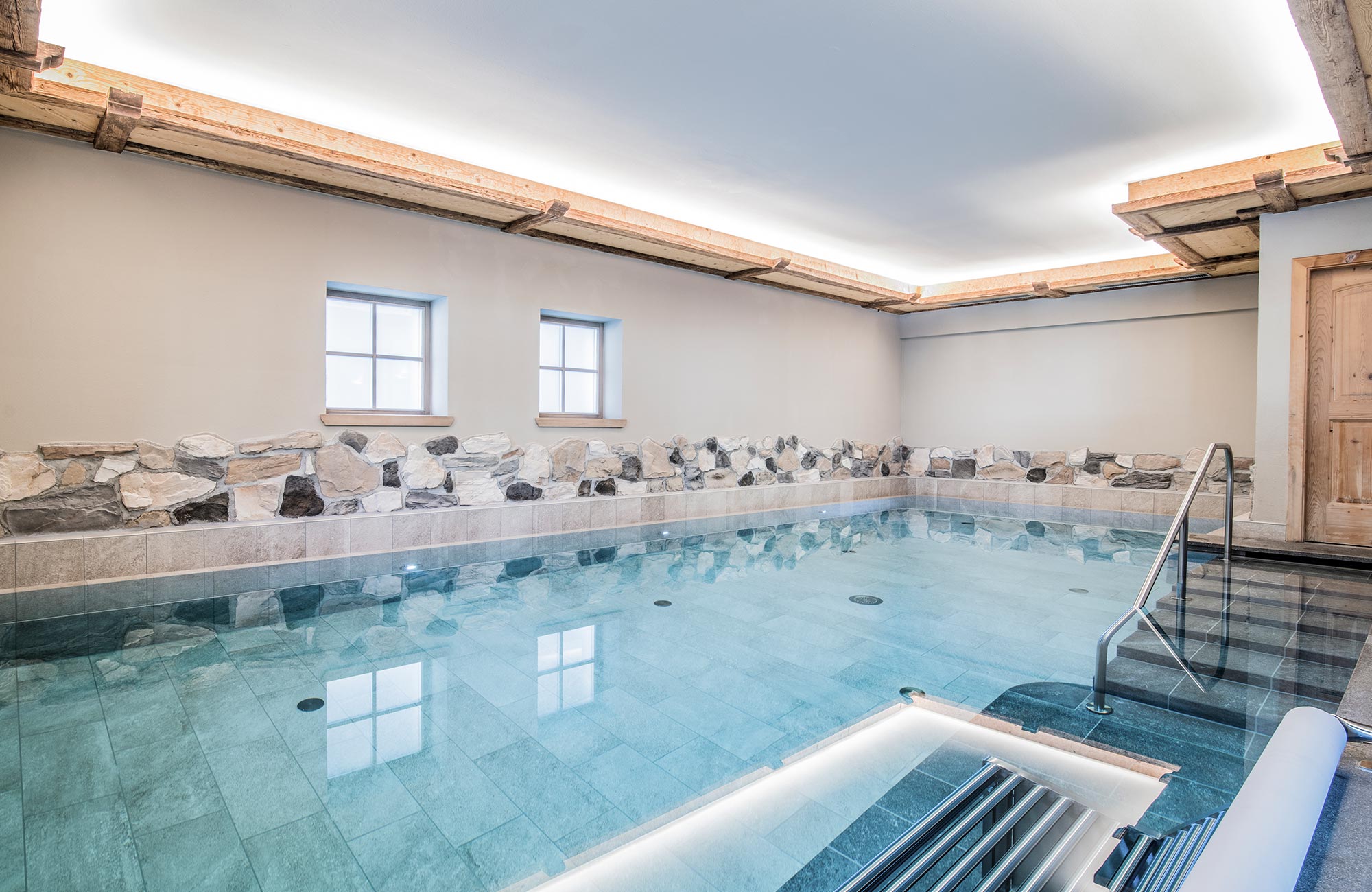 Pool mit Steinwand - Hotel Wieser