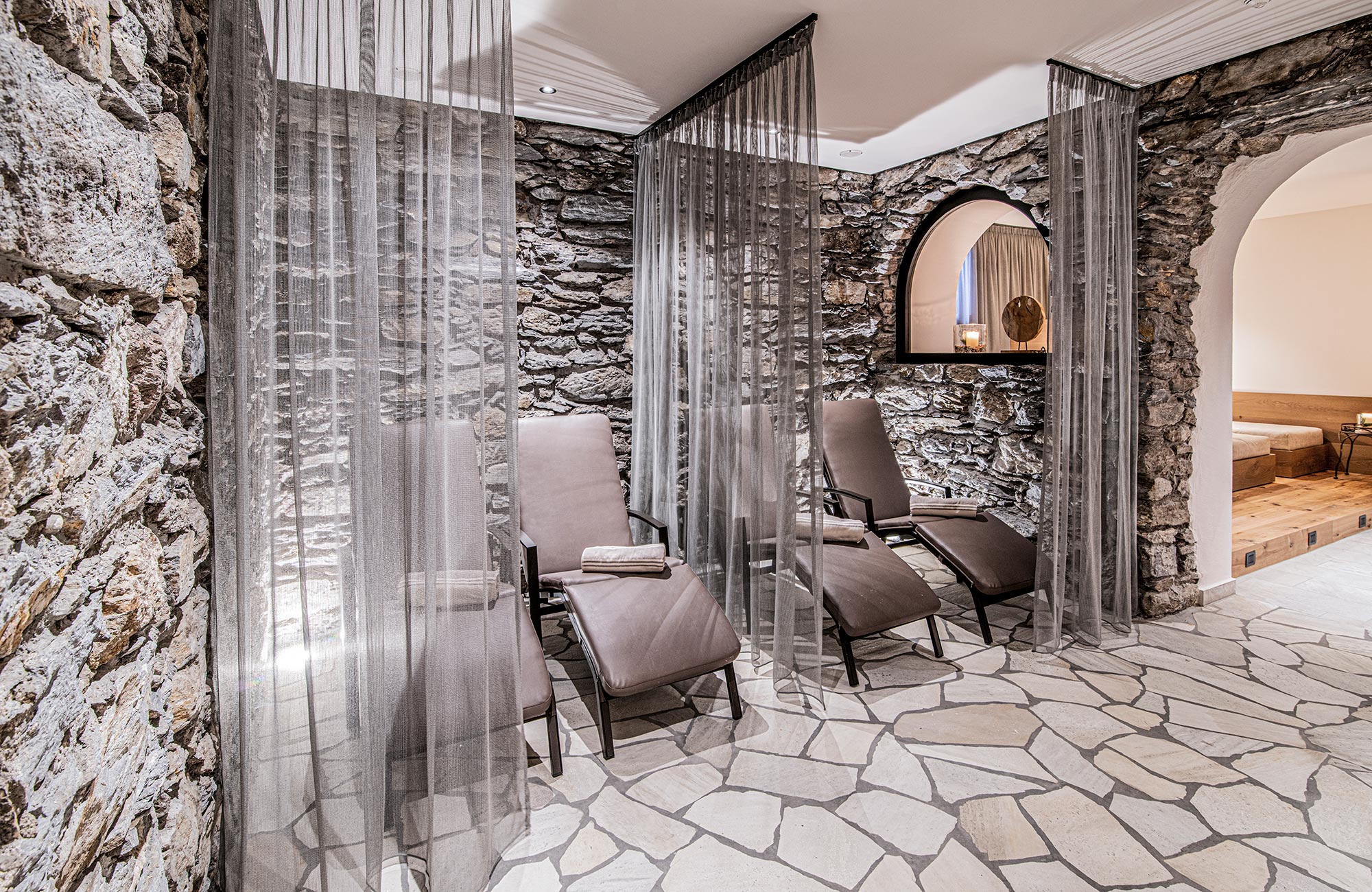 Liegestühle im Ruheraum mit Gardinen davor - Hotel Wieser
