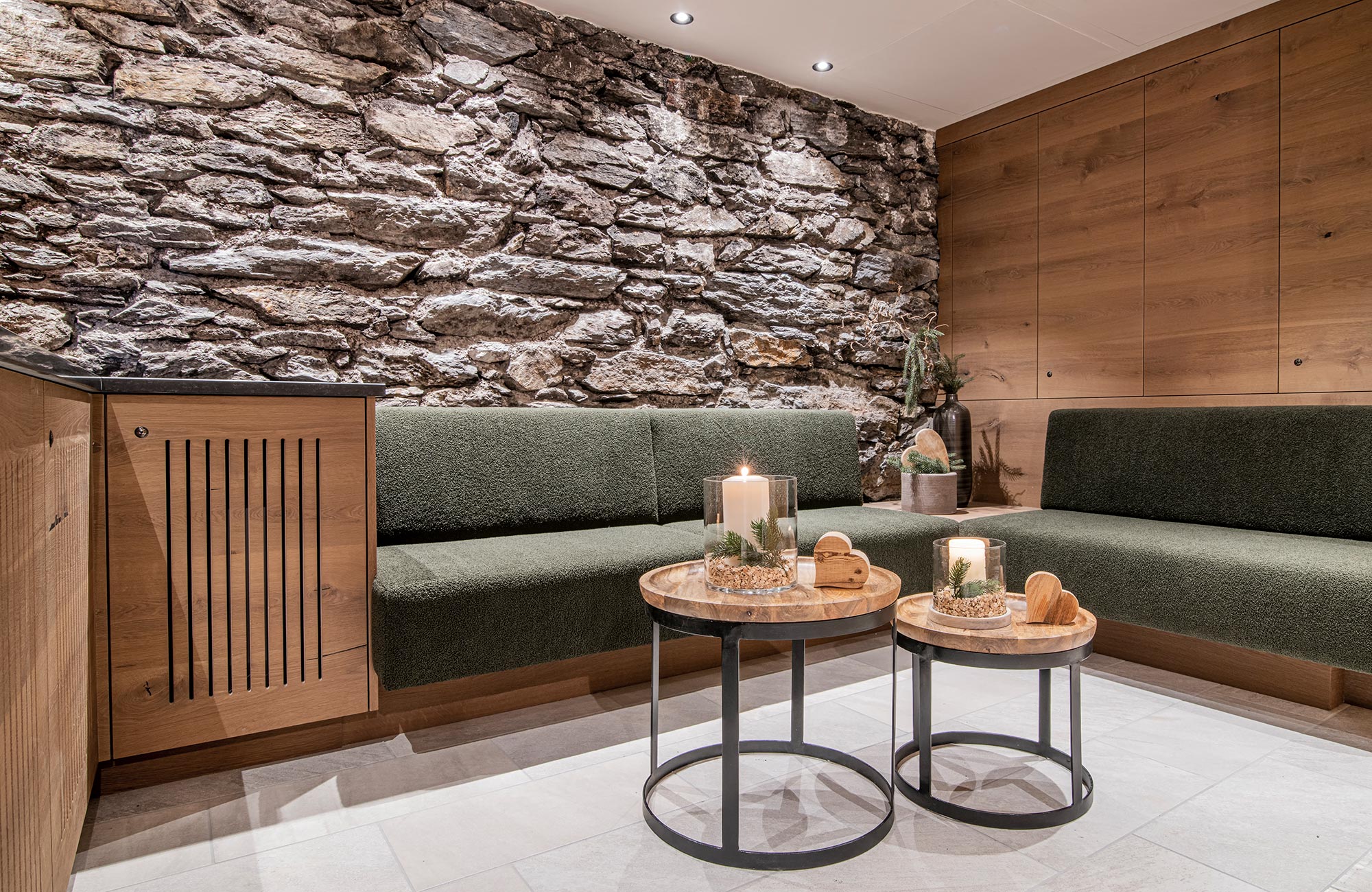 Teeecke mit zwei Tischen und einer Eckbank - Hotel Wieser
