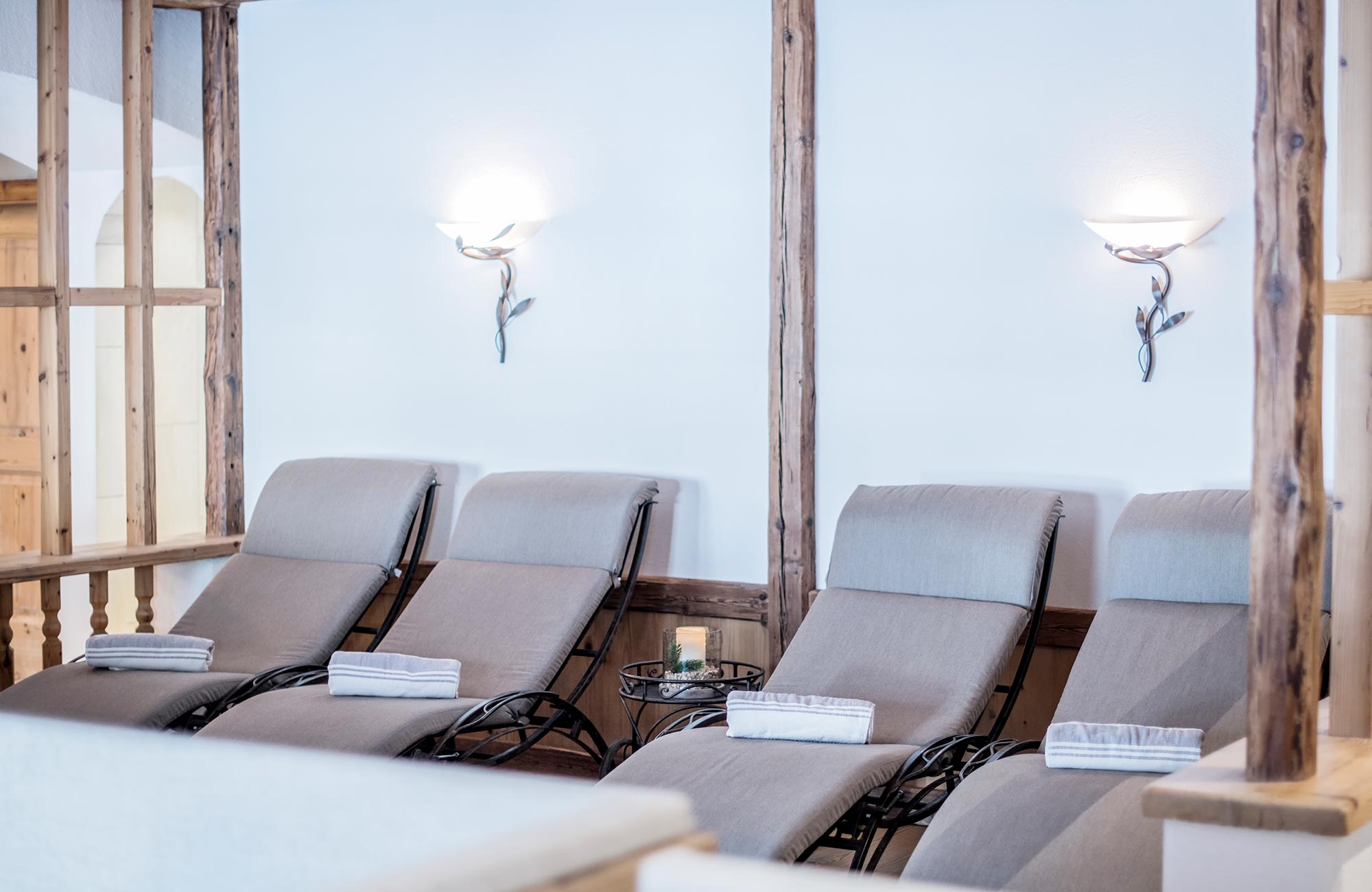 Liegestühle mit Handtüchern darauf - Hotel Wieser
