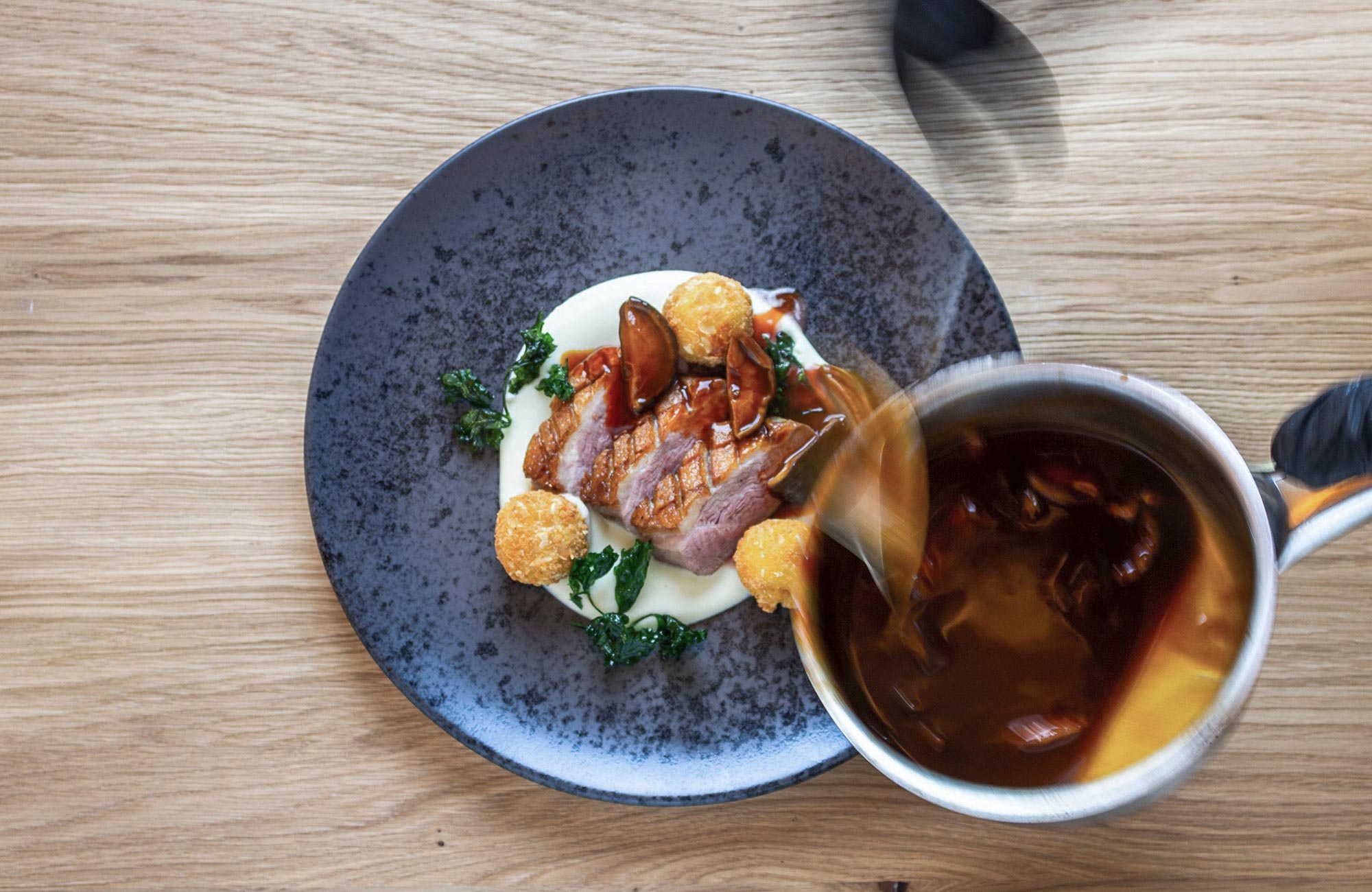 Sauce is poured onto the roast - Hotel Wieser