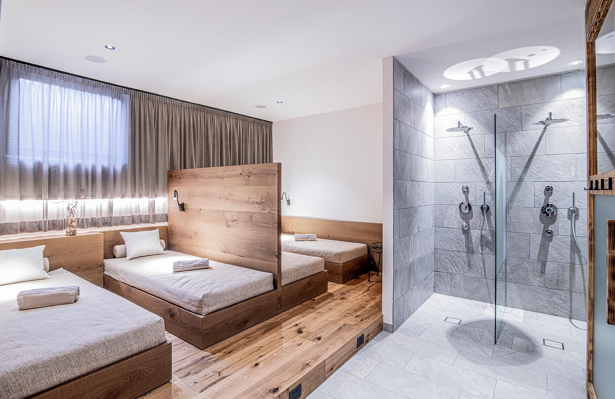 Loungers with rain showers next to them in the spa area - Hotel Wieser