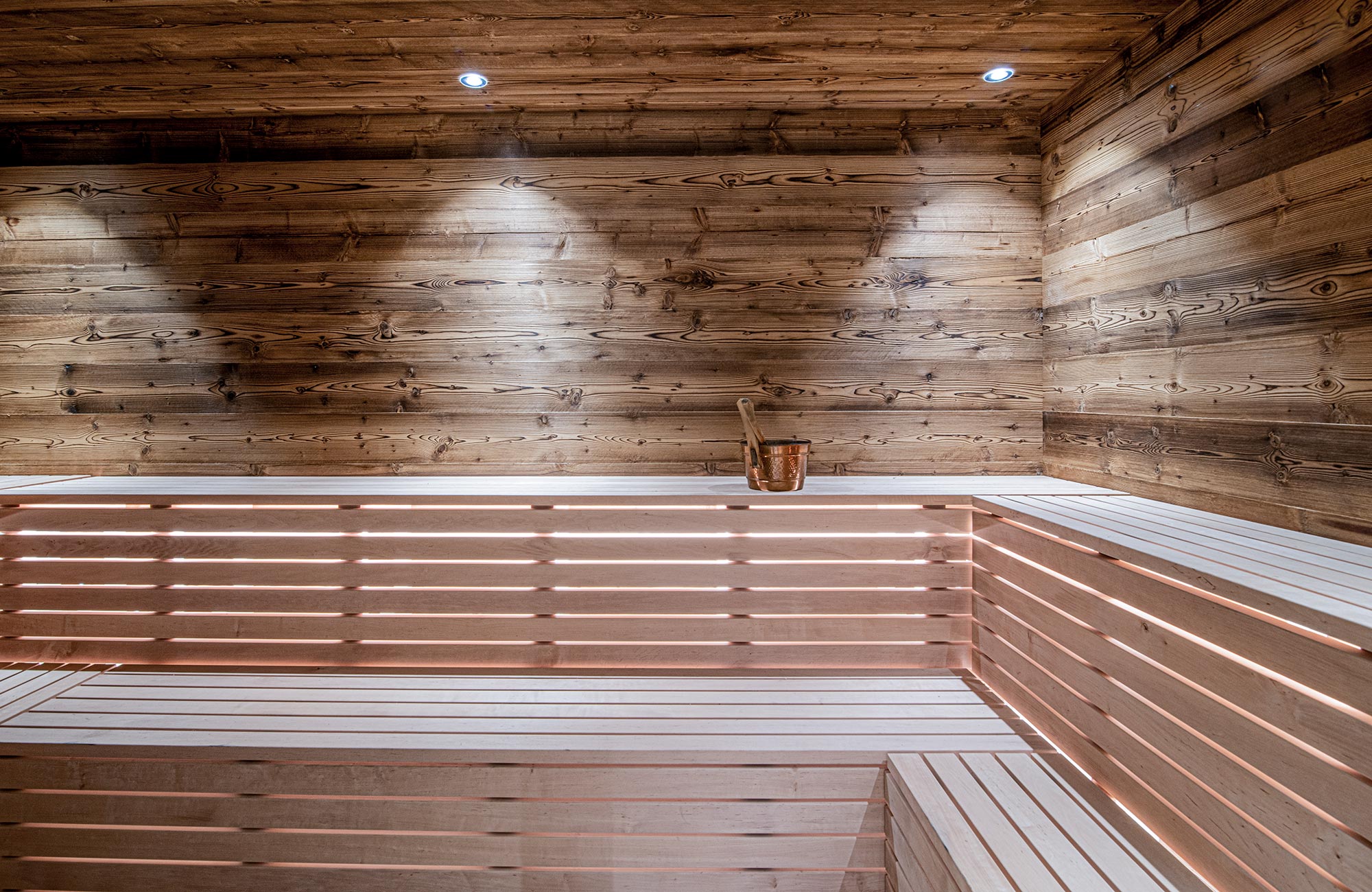Wooden sauna with august bowl in the middle - Hotel Wieser