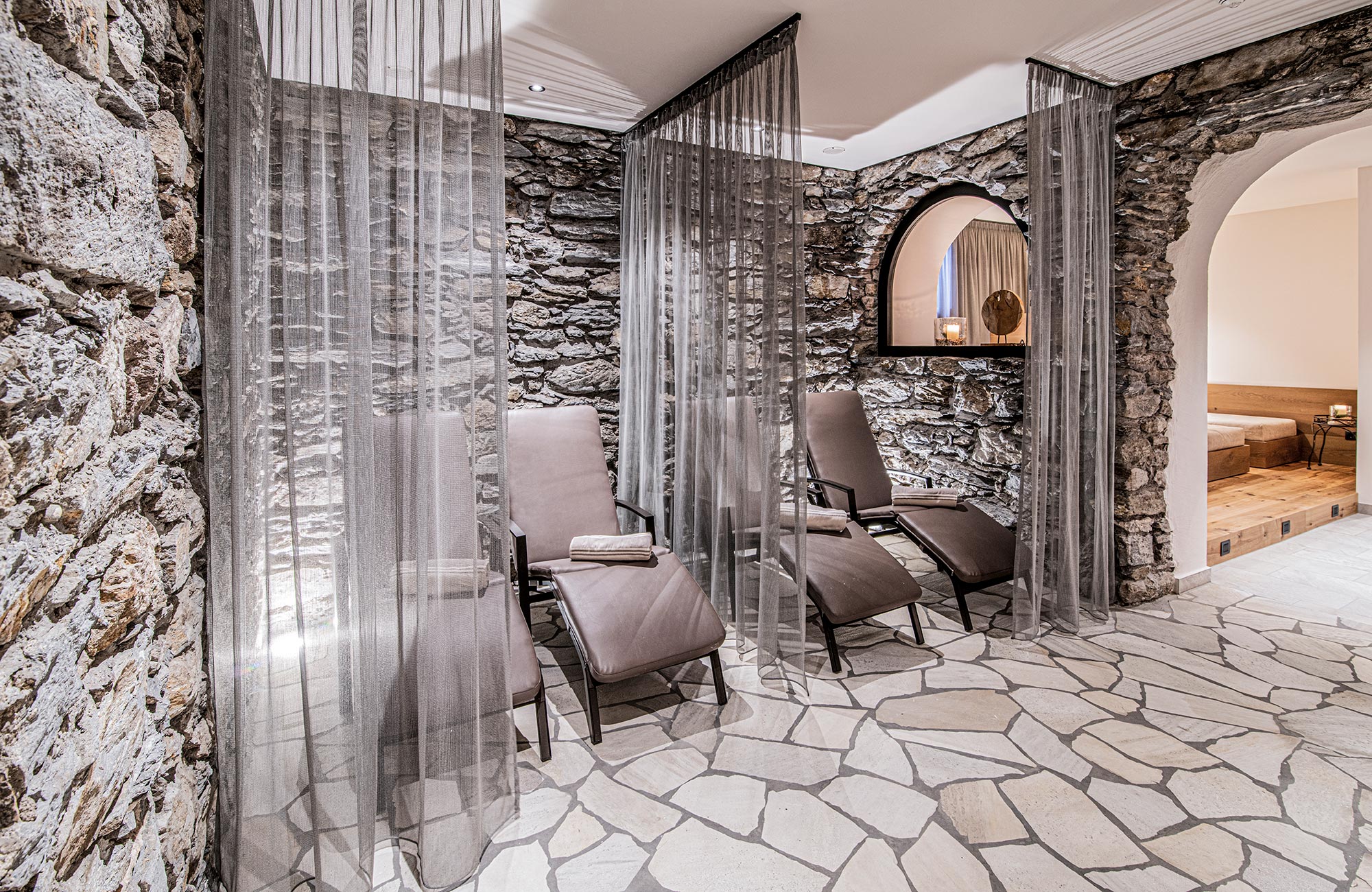Loungers in the relaxation room with curtains in front - Hotel Wieser