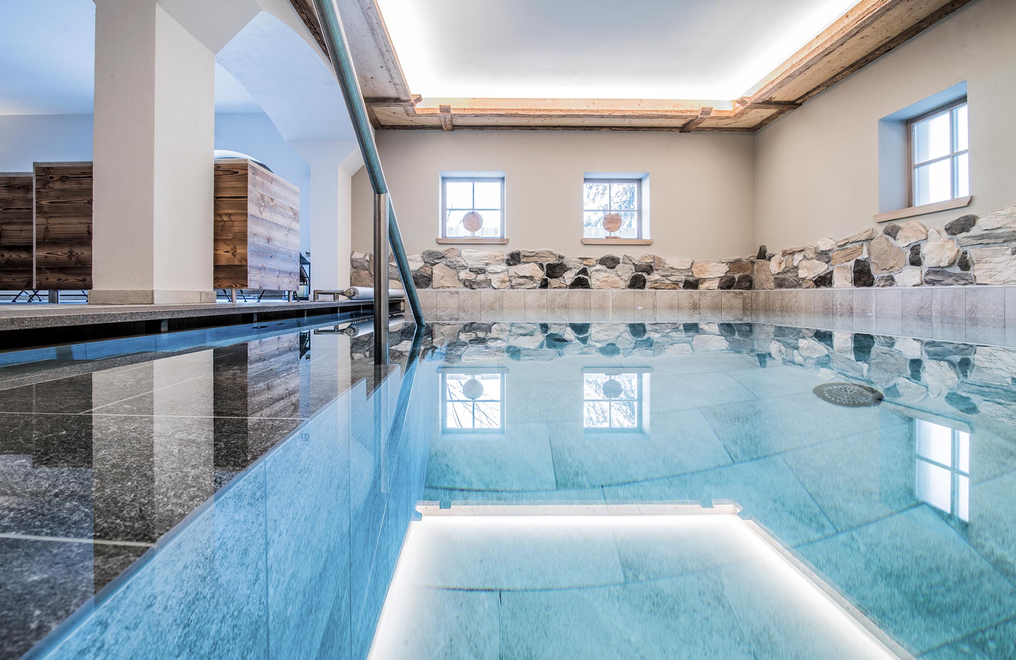 Swimming pool with stone steps - Hotel Wieser