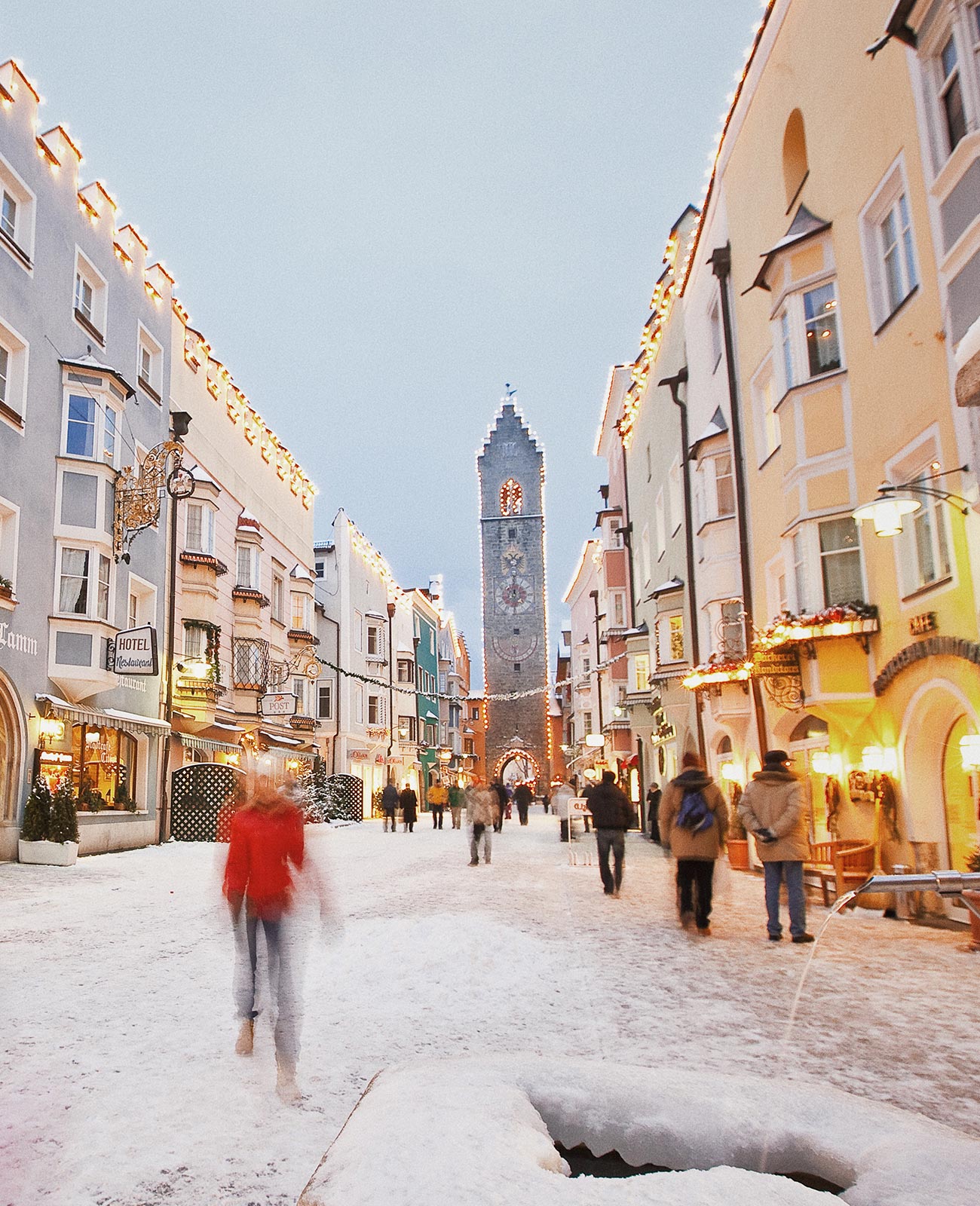 Winterliche Altstadt von Sterzing mit verschneiter Bergkulisse in Südtirol