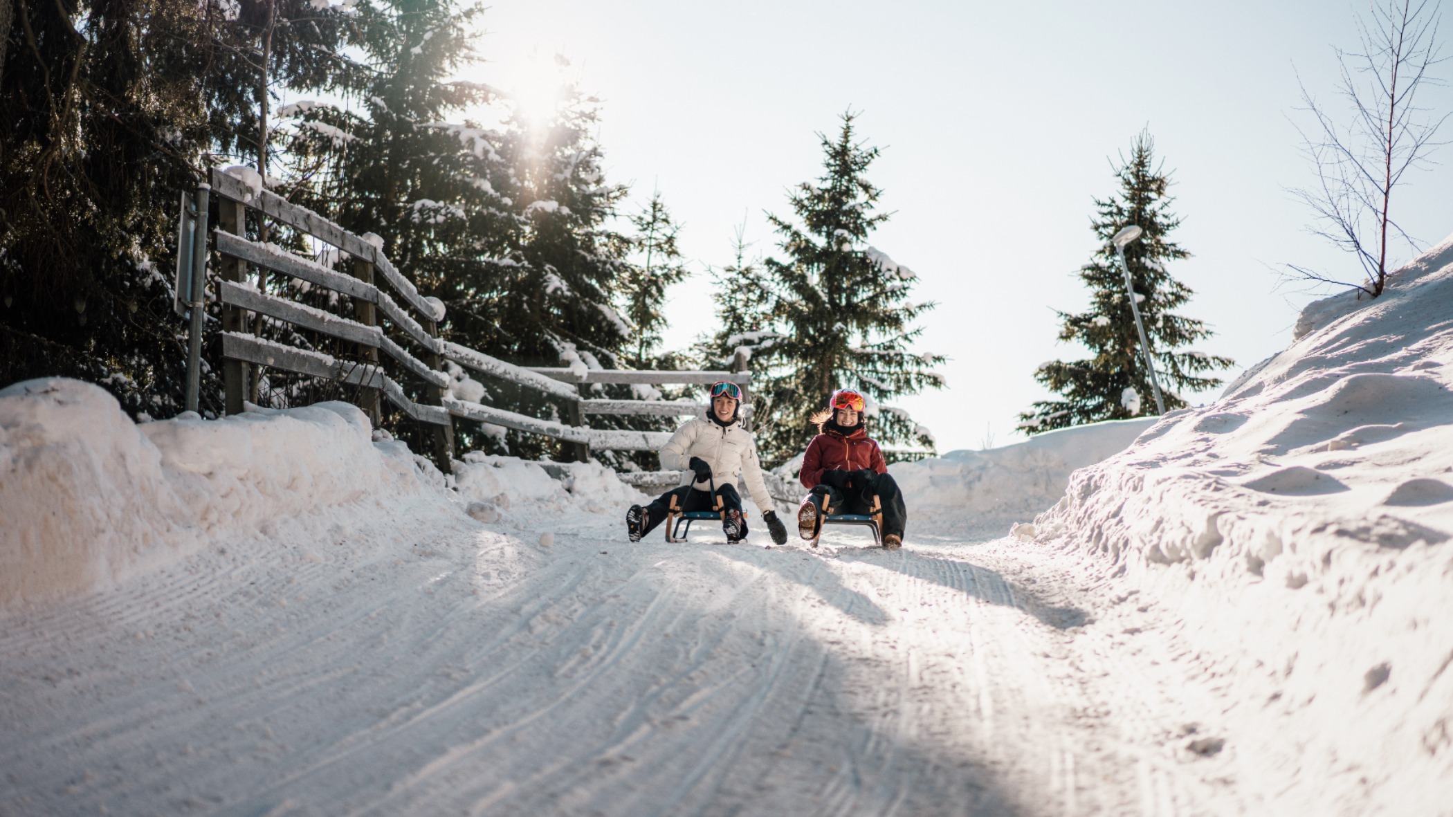 Rodeln auf der Rodelbahn bei Sterzing mit Winterlandschaft rund um das Hotel Wieser