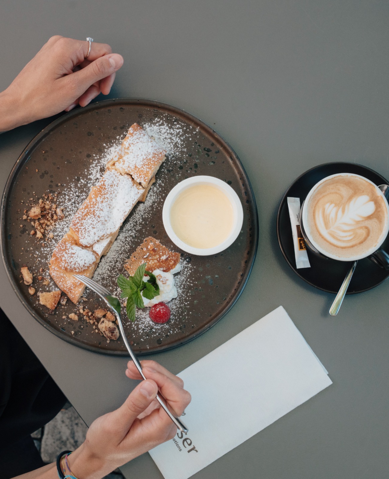 Apfelstrudel am Nachmittag im Hotel Wieser
