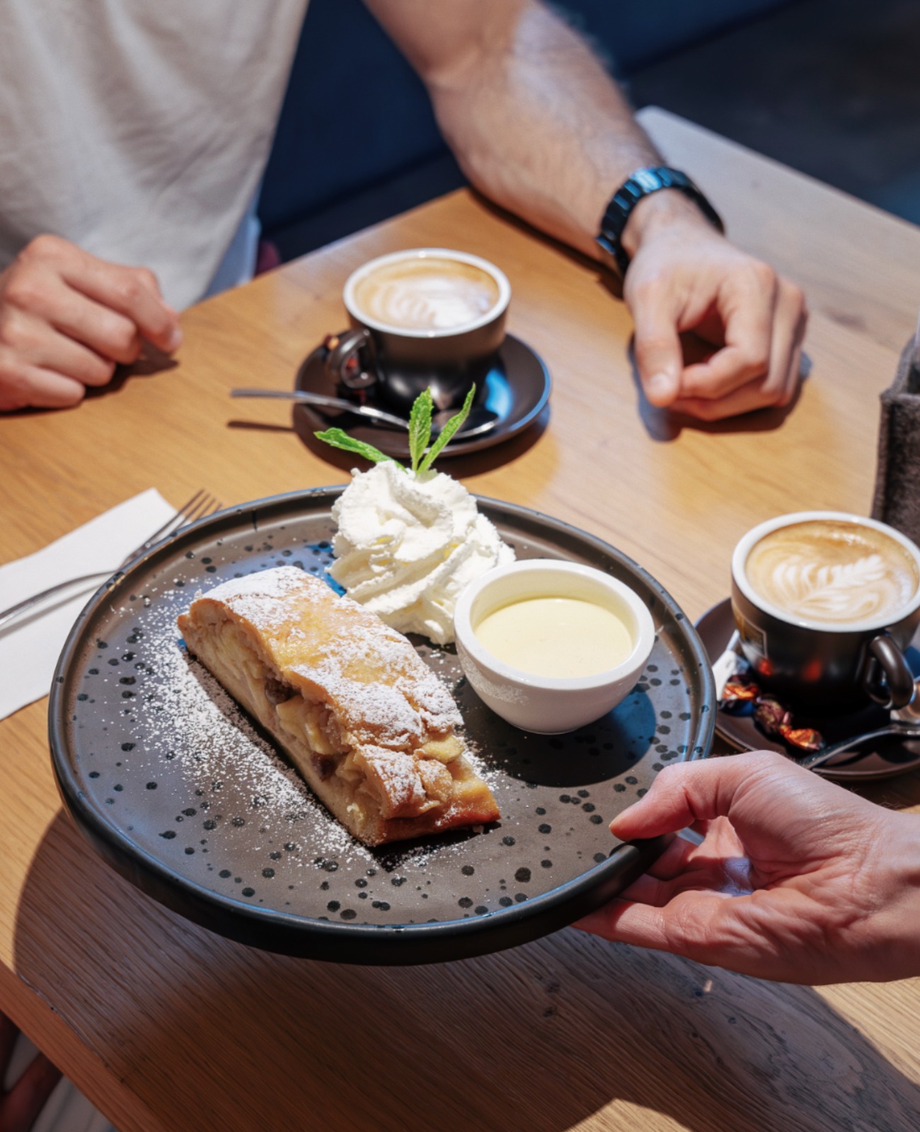 Hausgemachter Apfelstrudel mit Kaffee im Hotel Wieser