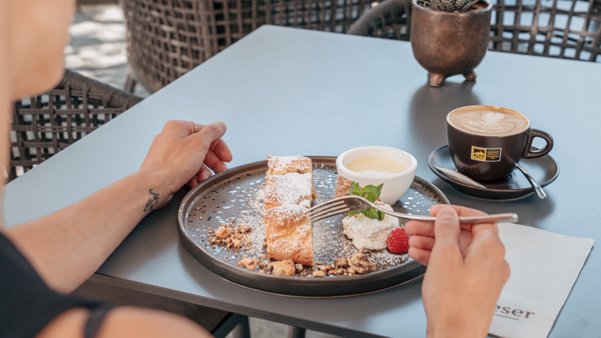 Apfelstrudel am Nachmittag im Hotel Wieser