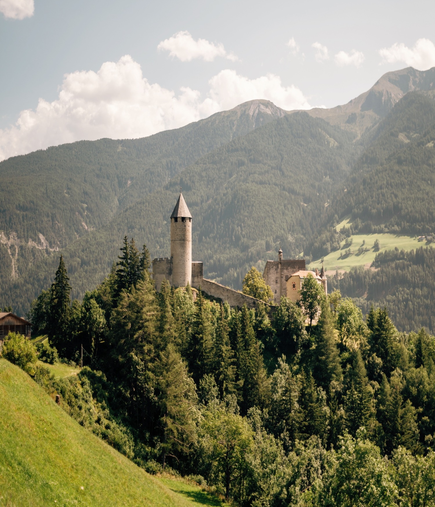 Empfehlung Wanderung im Frühling: Schloss Sprechenstein