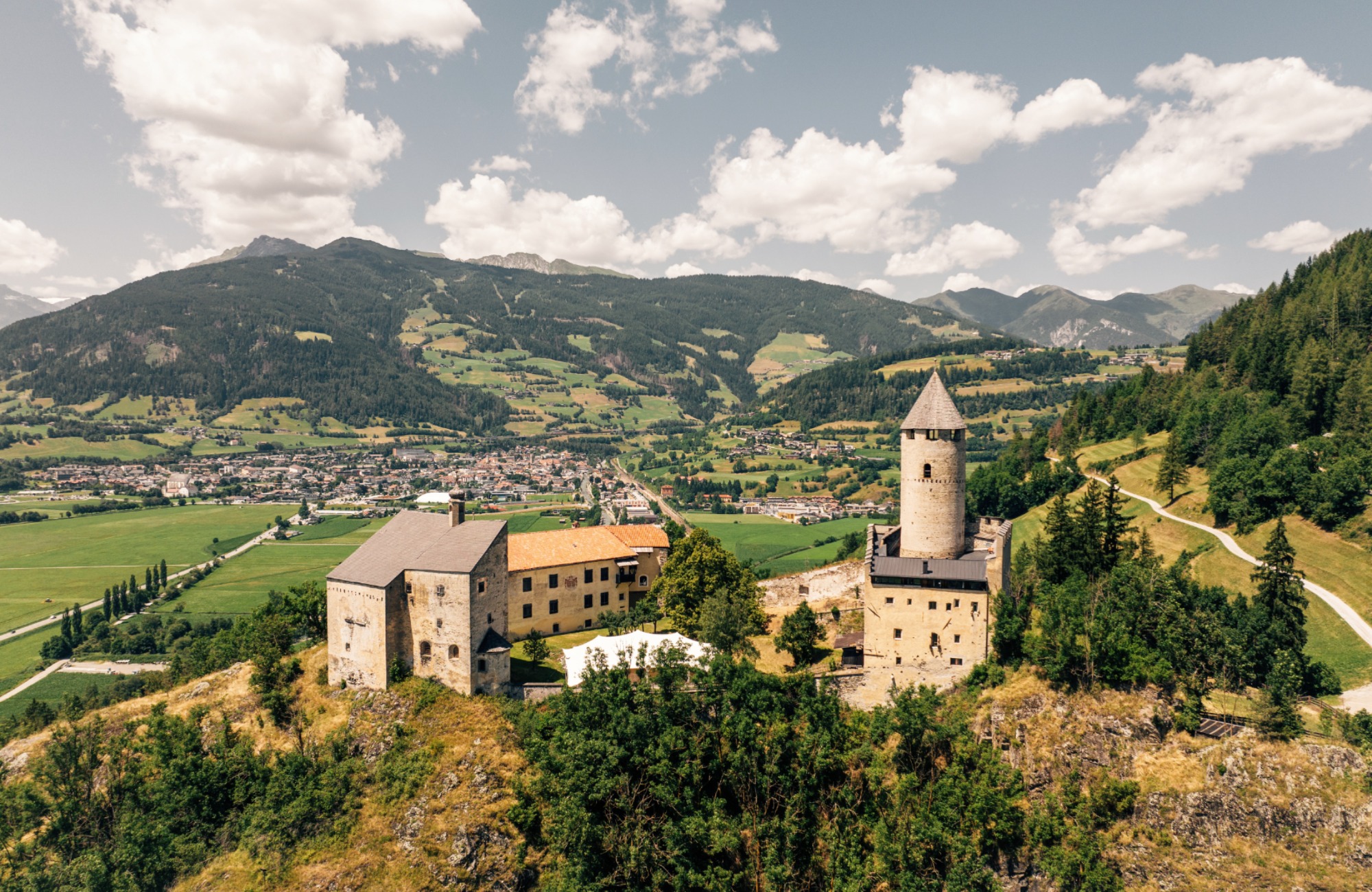 Schloss Sprechenstein auf dem Trenser Höhenweg