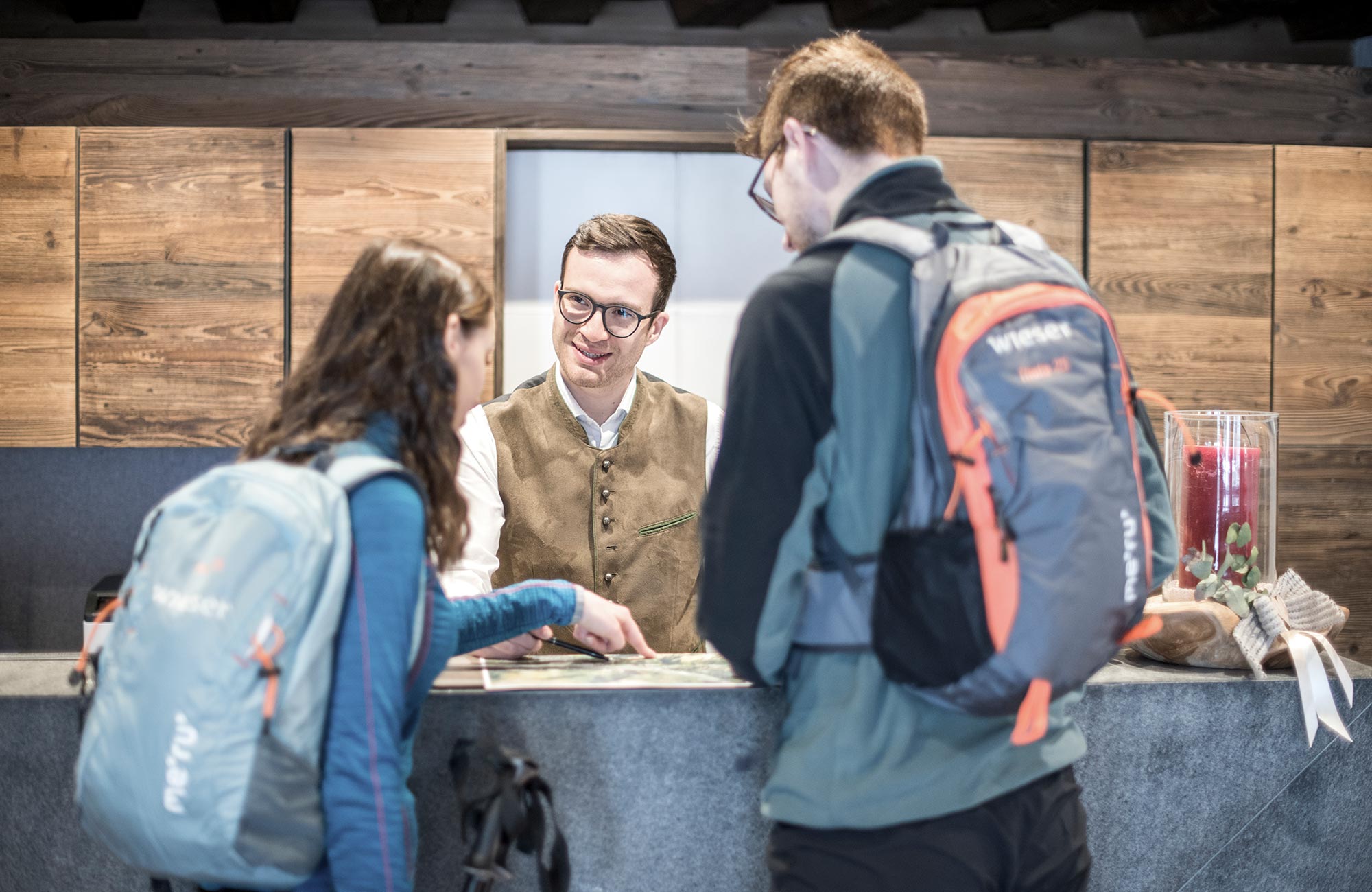 Receptionist explains the map to guests - Hotel Wieser