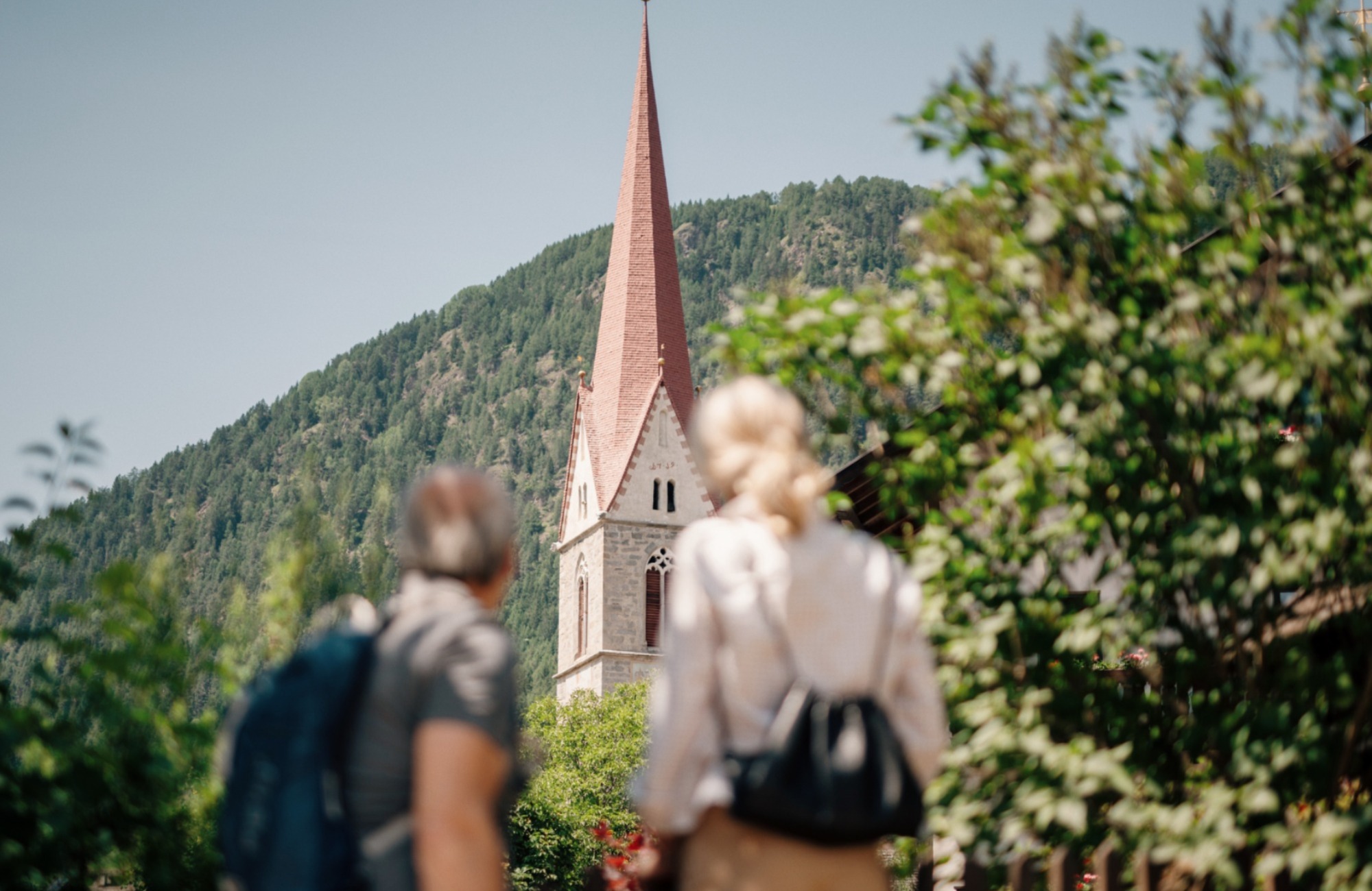 A couple admiring the church in Stilfes - Hotel Wieser