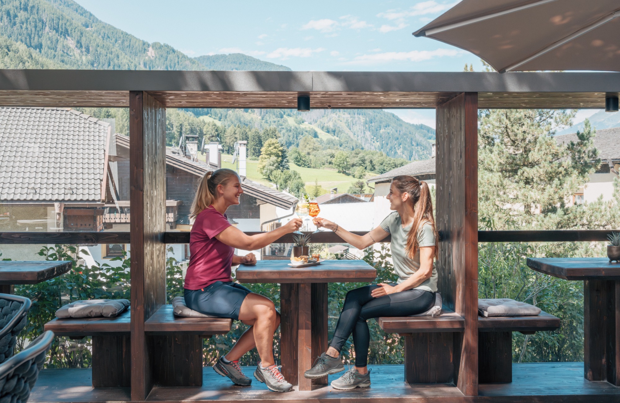 Die Terrasse des Hotel Wieser mit Aperitifs am Nachmittag