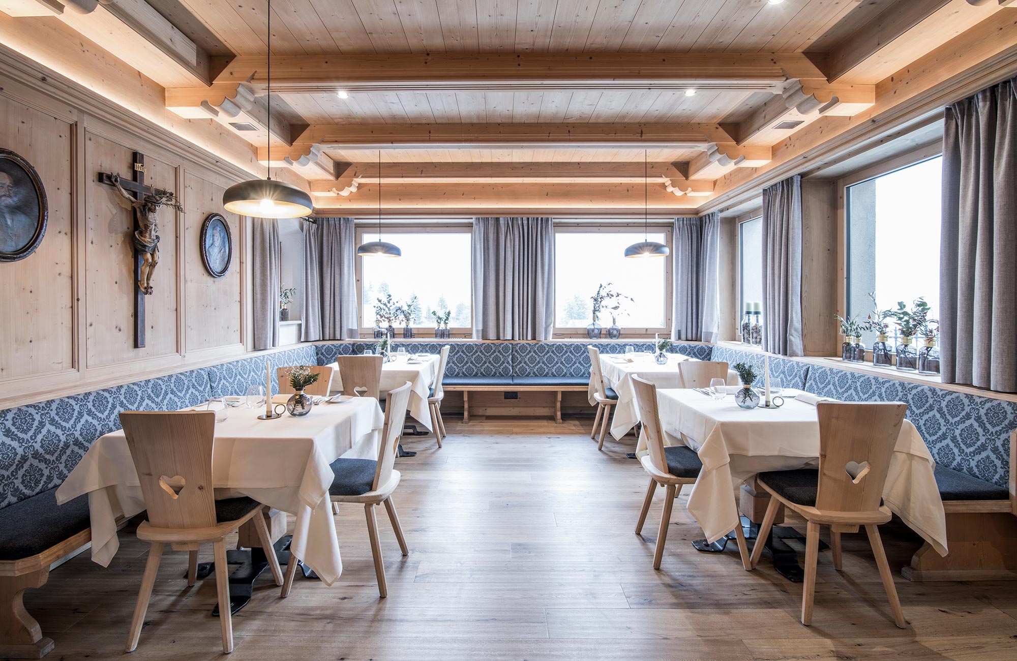 Dining room with tables set - Hotel Wieser