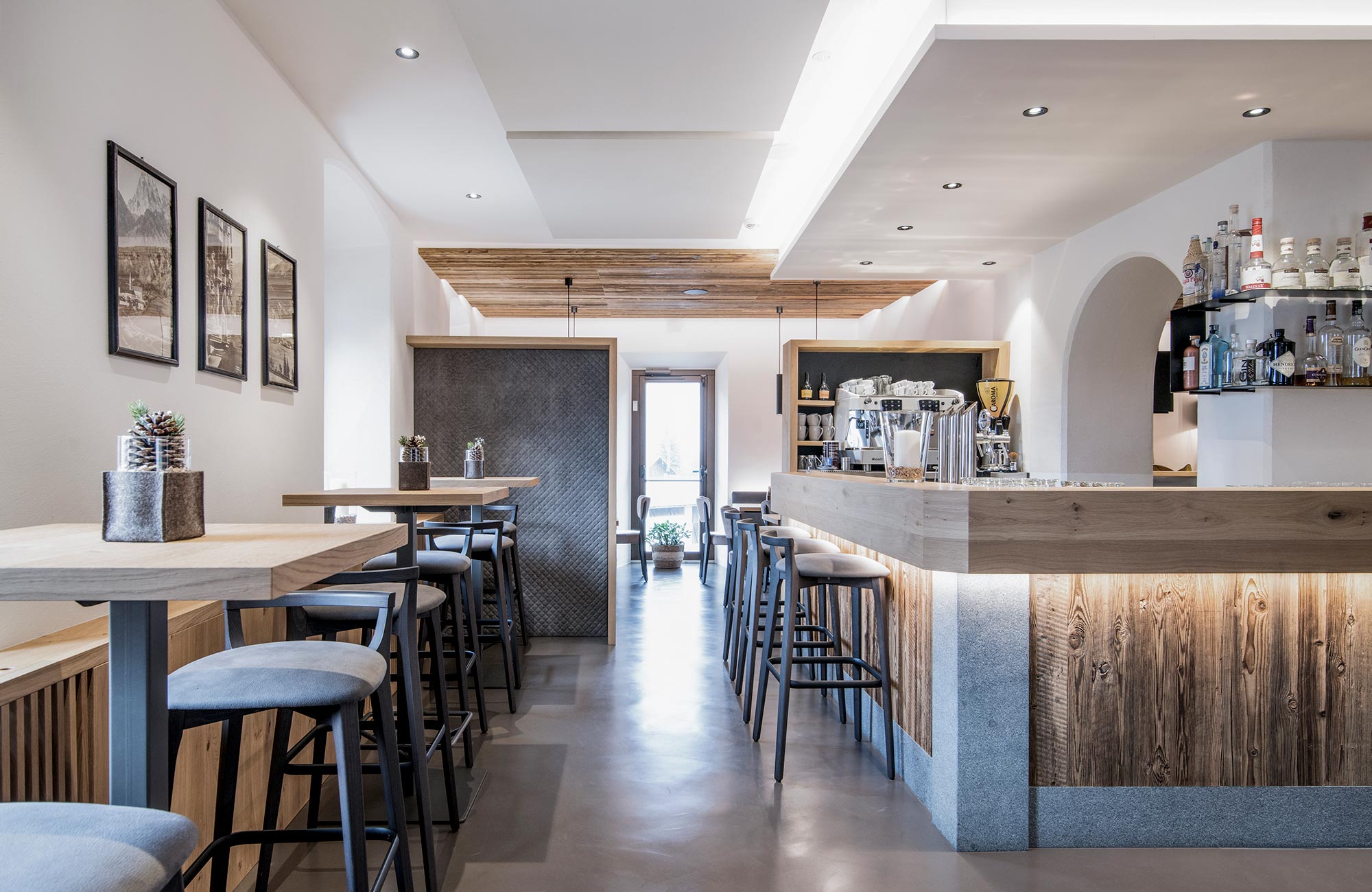 Hotel bar with coffee machine, stools and high tables - Hotel Wieser