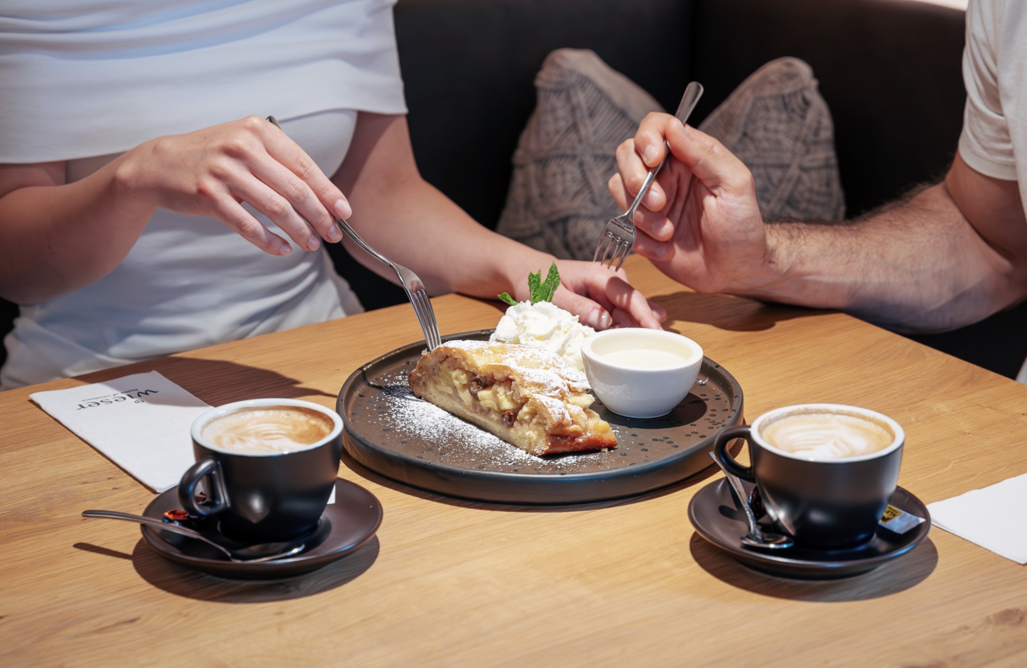 Apfelstrudel am Nachmittag in der Hotelbar - Hotel Wieser