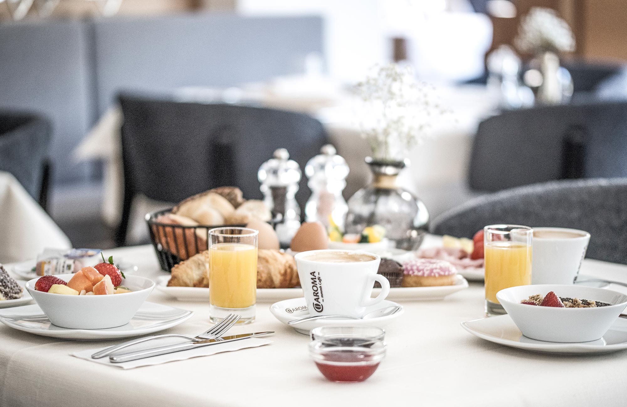 Breakfast table with coffee and freshly squeezed juices - Hotel Wieser